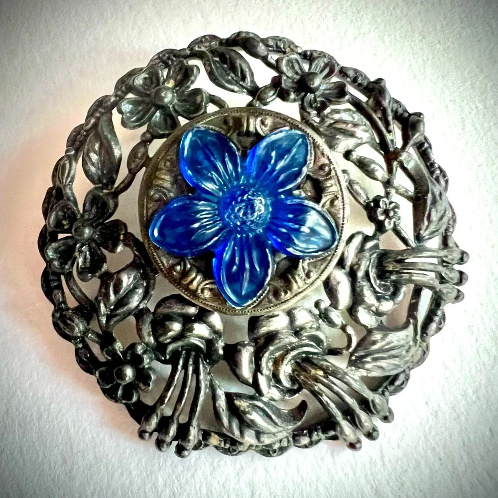 Vintage Brooch Metal Floral Daisy Roses Victorian Lapel Scarf Pin